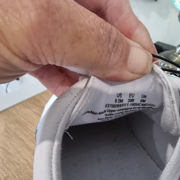 DKNY The Britan Women's size 8.5 Sneakers. BRAND NEW !!!!! - Picture 3 of 4